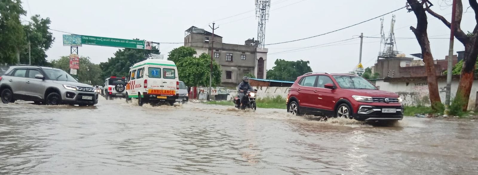 जोगीपुरा में सड़क पर भरे पानी में बंद हुए ई-रिक्शा को खींचकर ले जाते लोग।संवाद जोगीपुरा में सड़क पर भरे पानी में बंद हुए ई-रिक्शा को खींचकर ले जाते लोग।संवाद