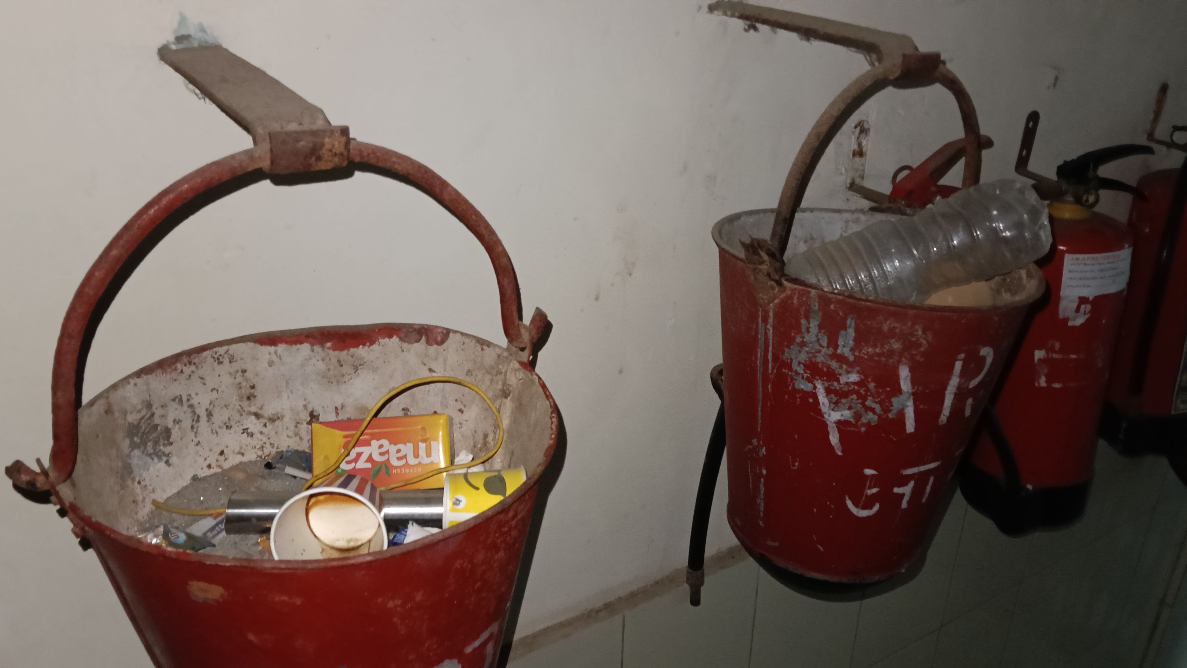 जवाहर भवन में जमा कबाड़।