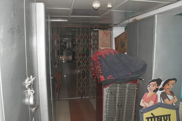 जवाहर भवन में जमा कबाड़।