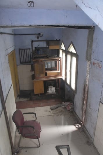 जवाहर भवन में जमा कबाड़।