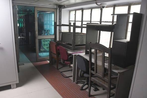 जवाहर भवन में जमा कबाड़।