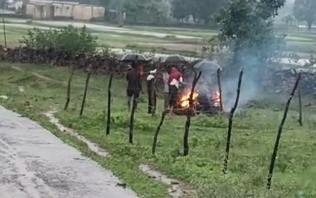 चिता के नीचे छाता लगातार झड़े ग्रामवासी