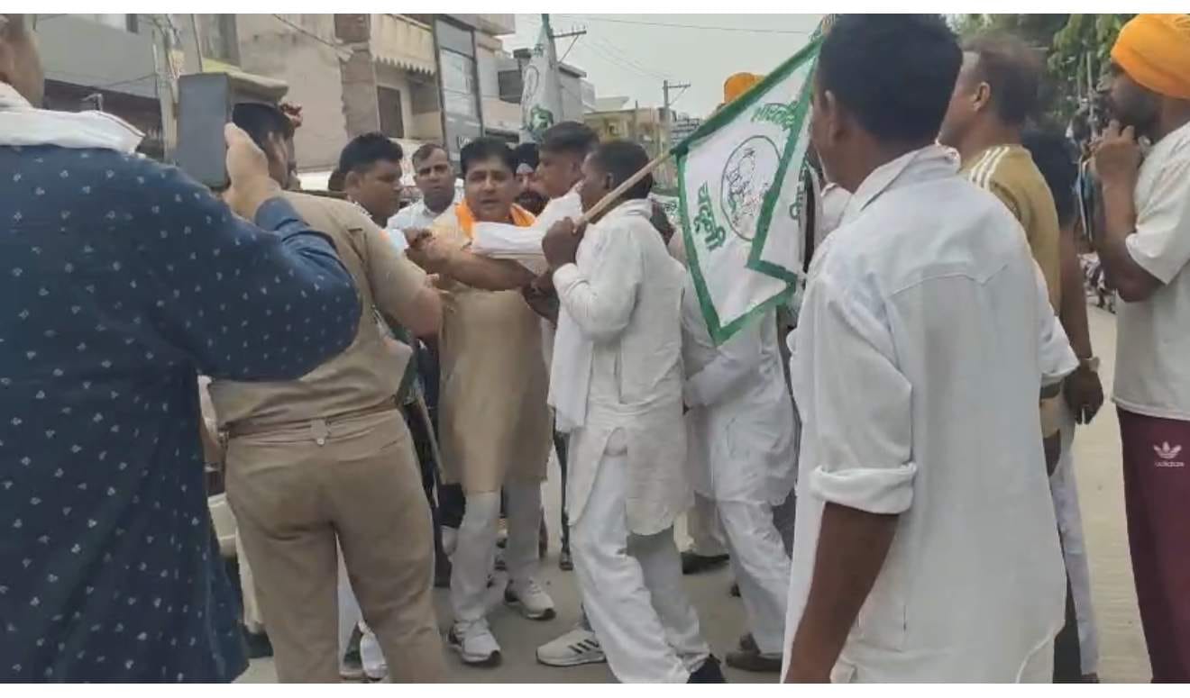 किसान नेताओं को हिरासत में लेती पुलिस। विज्ञप् किसान नेताओं को हिरासत में लेती पुलिस। विज्ञप्
