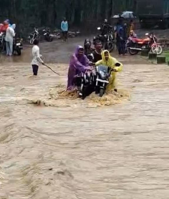 कवर्धा शहर के करपात्री ग्राउंड में भरा पानी कवर्धा शहर के करपात्री ग्राउंड में भरा पानी
