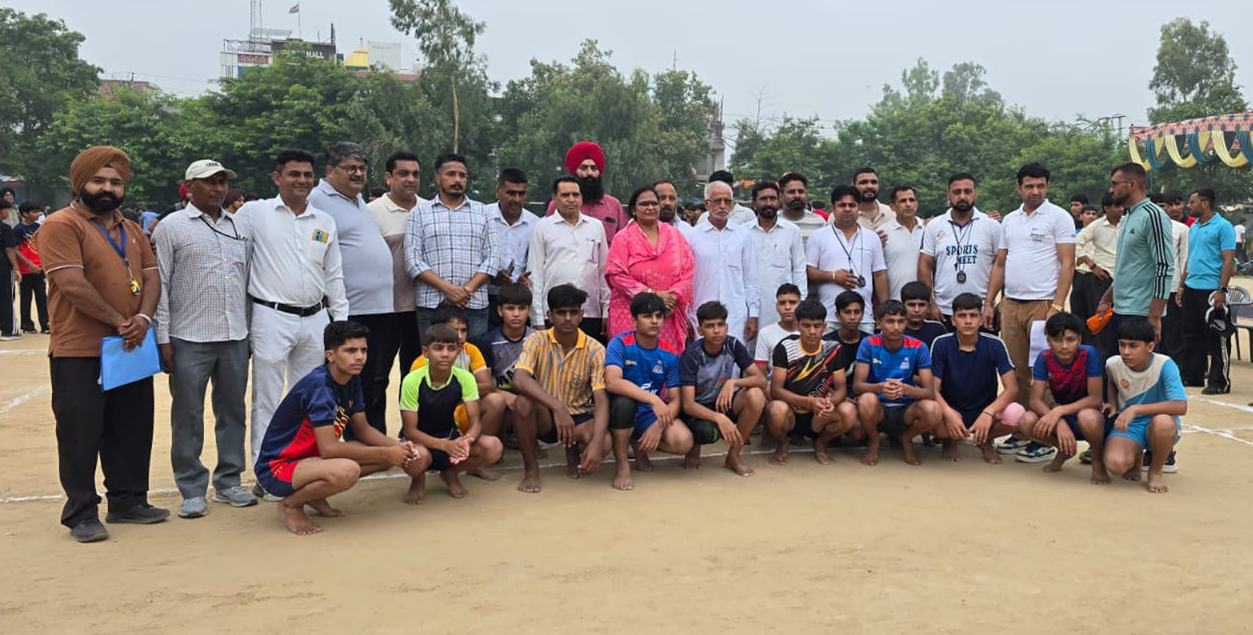 खिलाडिय़ों के साथ चेयरपर्सन डॉ रेखा रानी व अन्य। खिलाडिय़ों के साथ चेयरपर्सन डॉ रेखा रानी व अन्य।