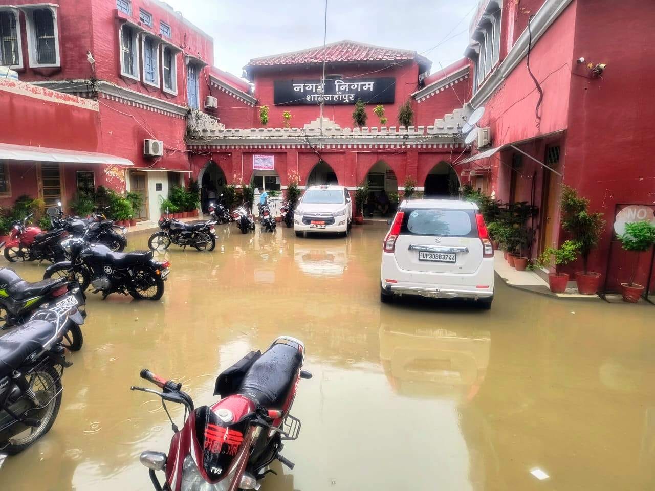 लाल इमली चौराहे के पास गली में हुआ जलभराव। संवाद