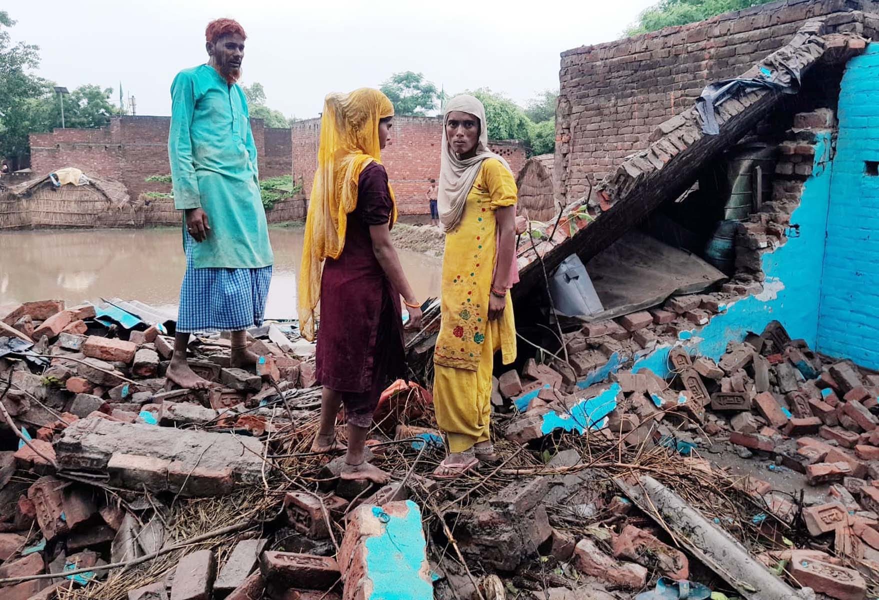 लाल इमली चौराहे के पास गली में हुआ जलभराव। संवाद