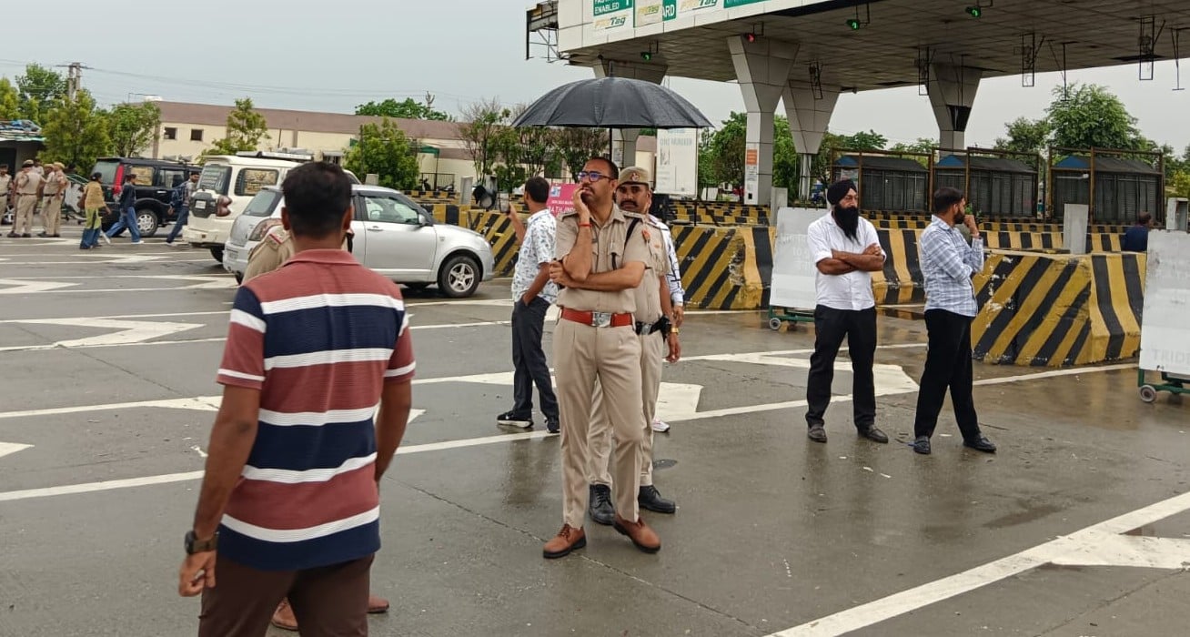 मिल्क माजरा टोल प्लाजा पर नारेबाजी करते भाकियू के पदाधिकारी व किसान। संवाद मिल्क माजरा टोल प्लाजा पर नारेबाजी करते भाकियू के पदाधिकारी व किसान। संवाद