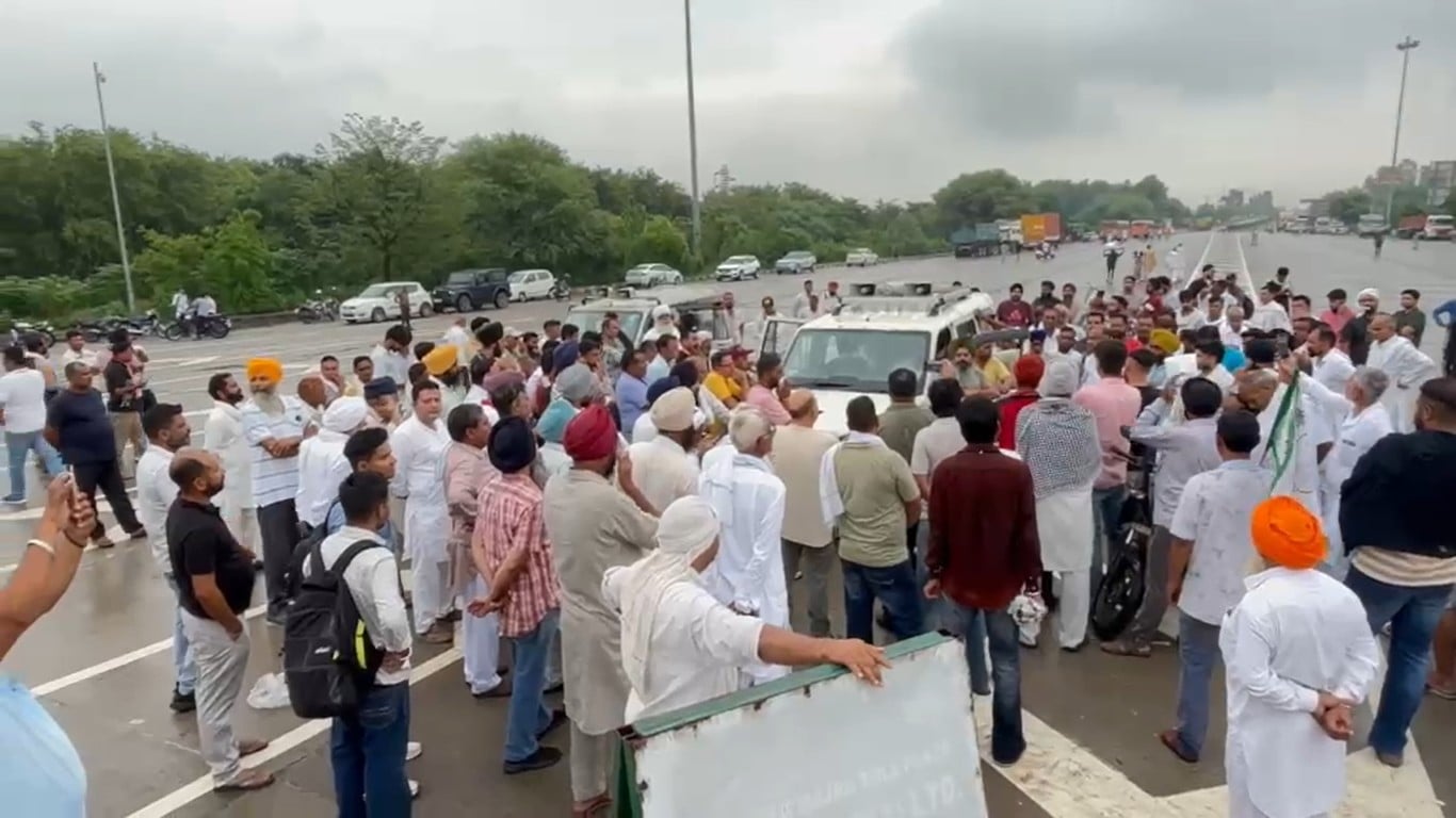 मिल्क माजरा टोल प्लाजा पर नारेबाजी करते भाकियू के पदाधिकारी व किसान। संवाद मिल्क माजरा टोल प्लाजा पर नारेबाजी करते भाकियू के पदाधिकारी व किसान। संवाद