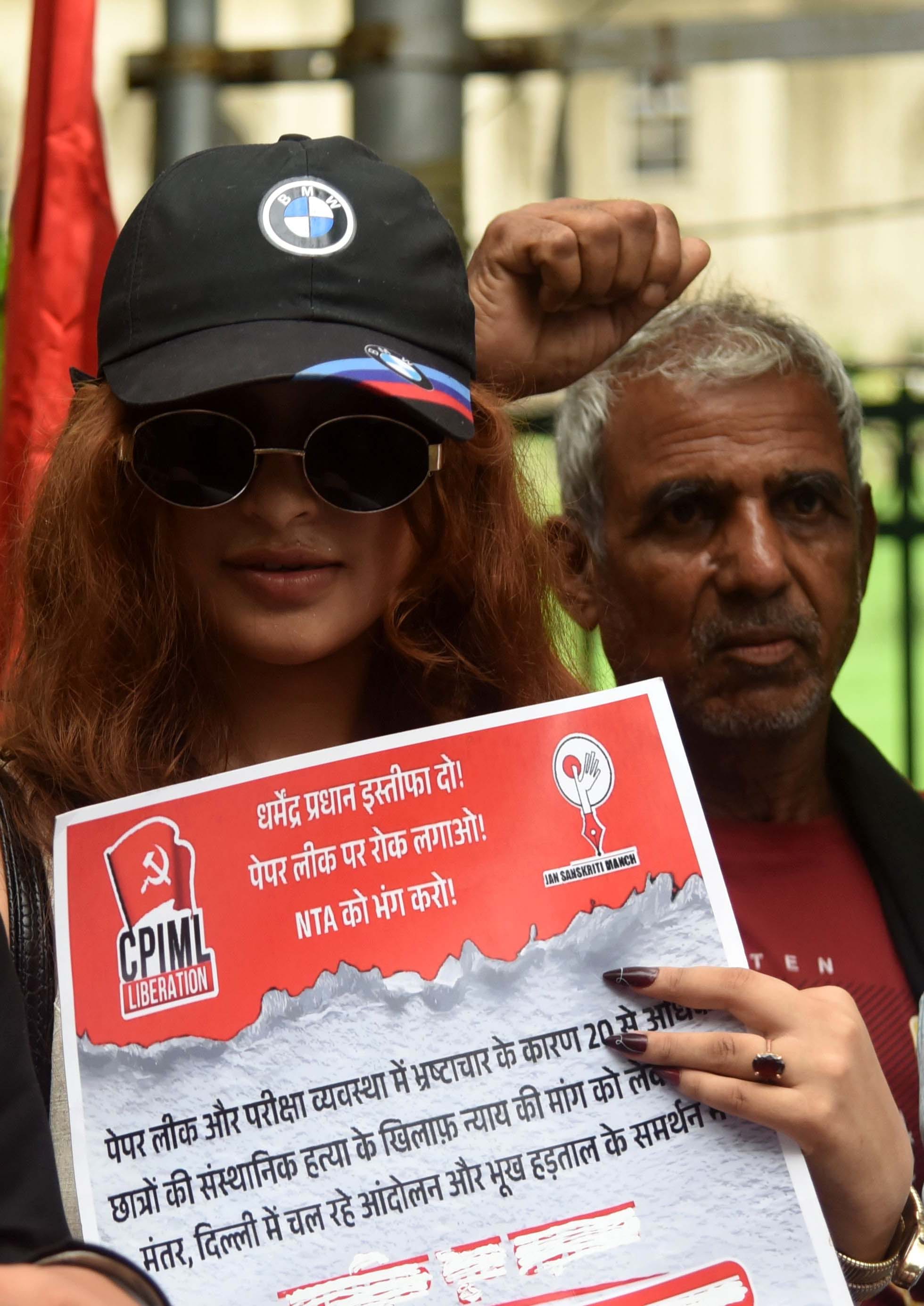 मार्च निकालते भाकपा माले कार्यकर्ता। मार्च निकालते भाकपा माले कार्यकर्ता।