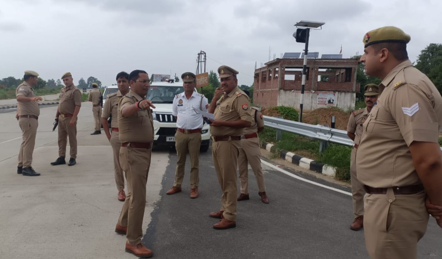 नजीबाबाद-रोडवेज बस स्टैंड परिसर में कांवड़ यात्रा को लेकर जागरूक करती हरिद्वार पुलिस। संवाद नजीबाबाद-रोडवेज बस स्टैंड परिसर में कांवड़ यात्रा को लेकर जागरूक करती हरिद्वार पुलिस। संवाद