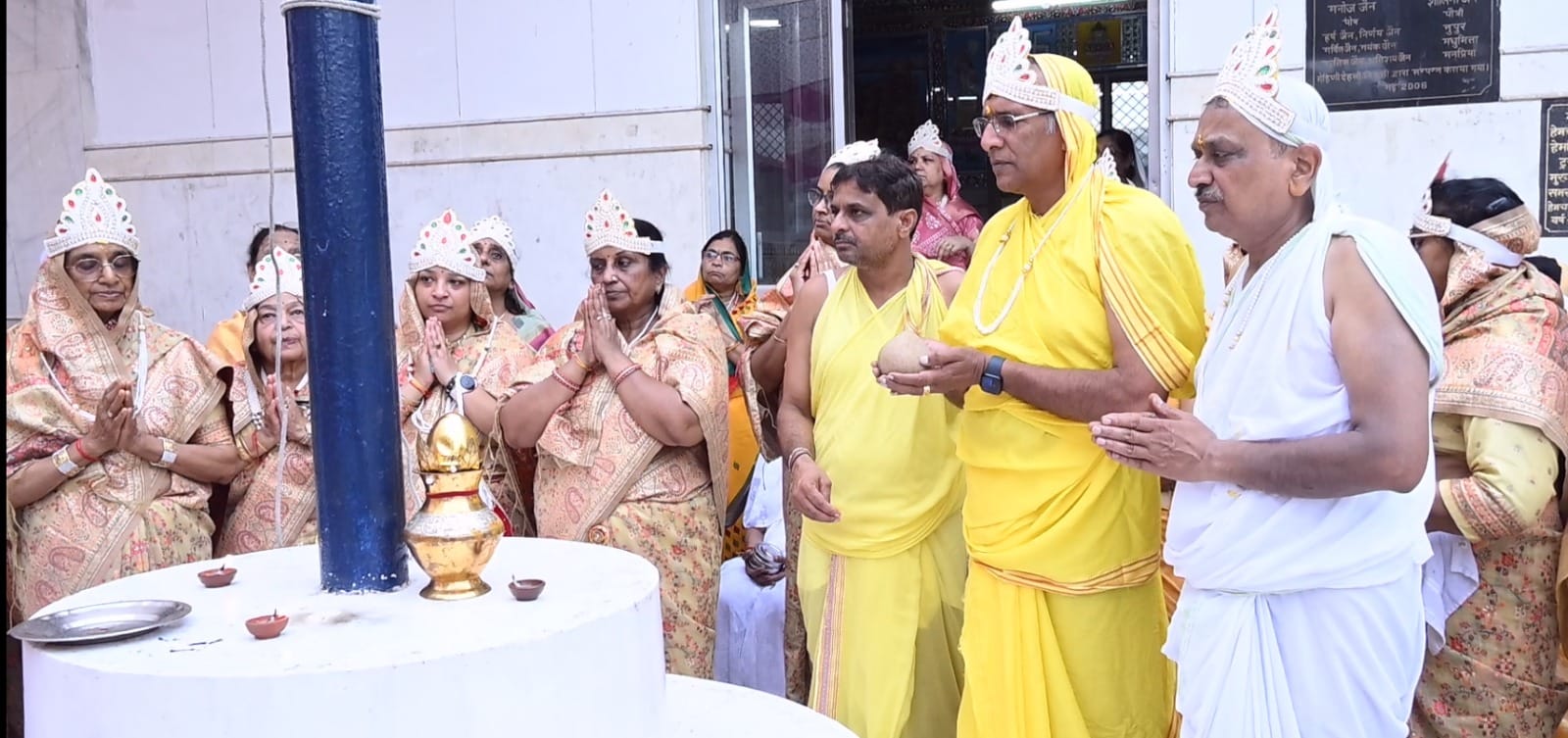 प्राचीन दिगंबर जैन बड़े मंदिर में पूजा अर्चना करते श्रद्धालु स्रोत मंदिर प्राचीन दिगंबर जैन बड़े मंदिर में पूजा अर्चना करते श्रद्धालु स्रोत मंदिर