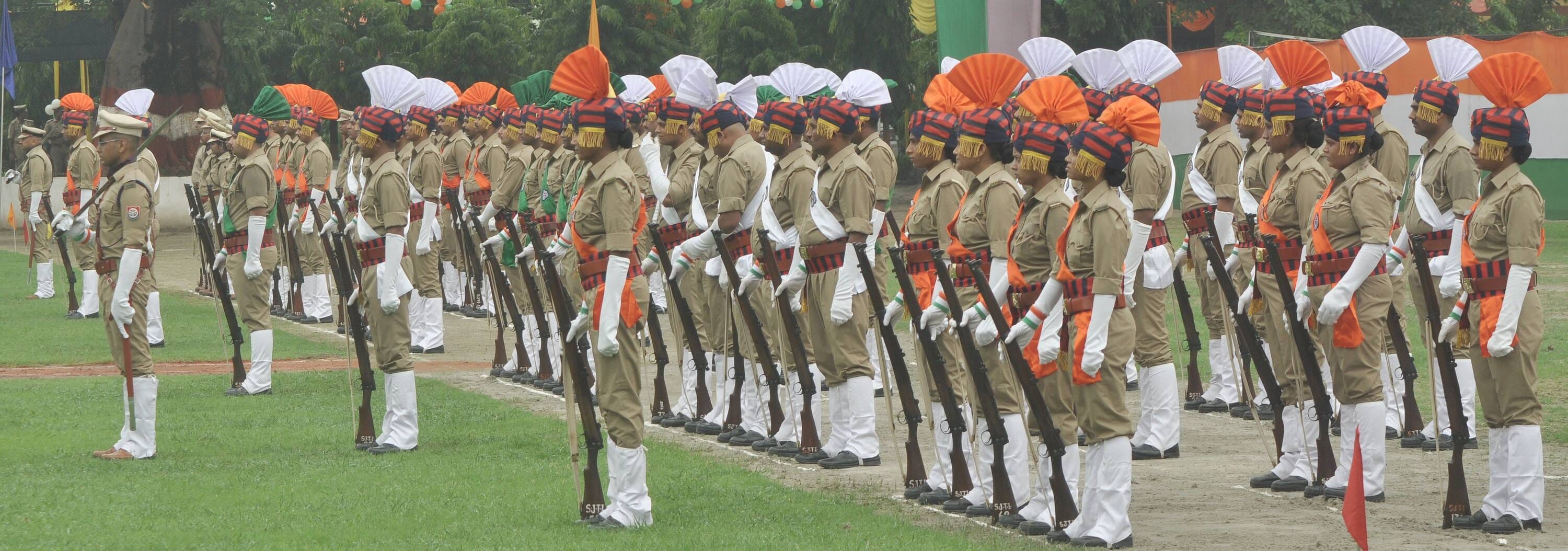 प्रशिक्षण पूरा कर जेल अधिकारियों ने दी सलामी