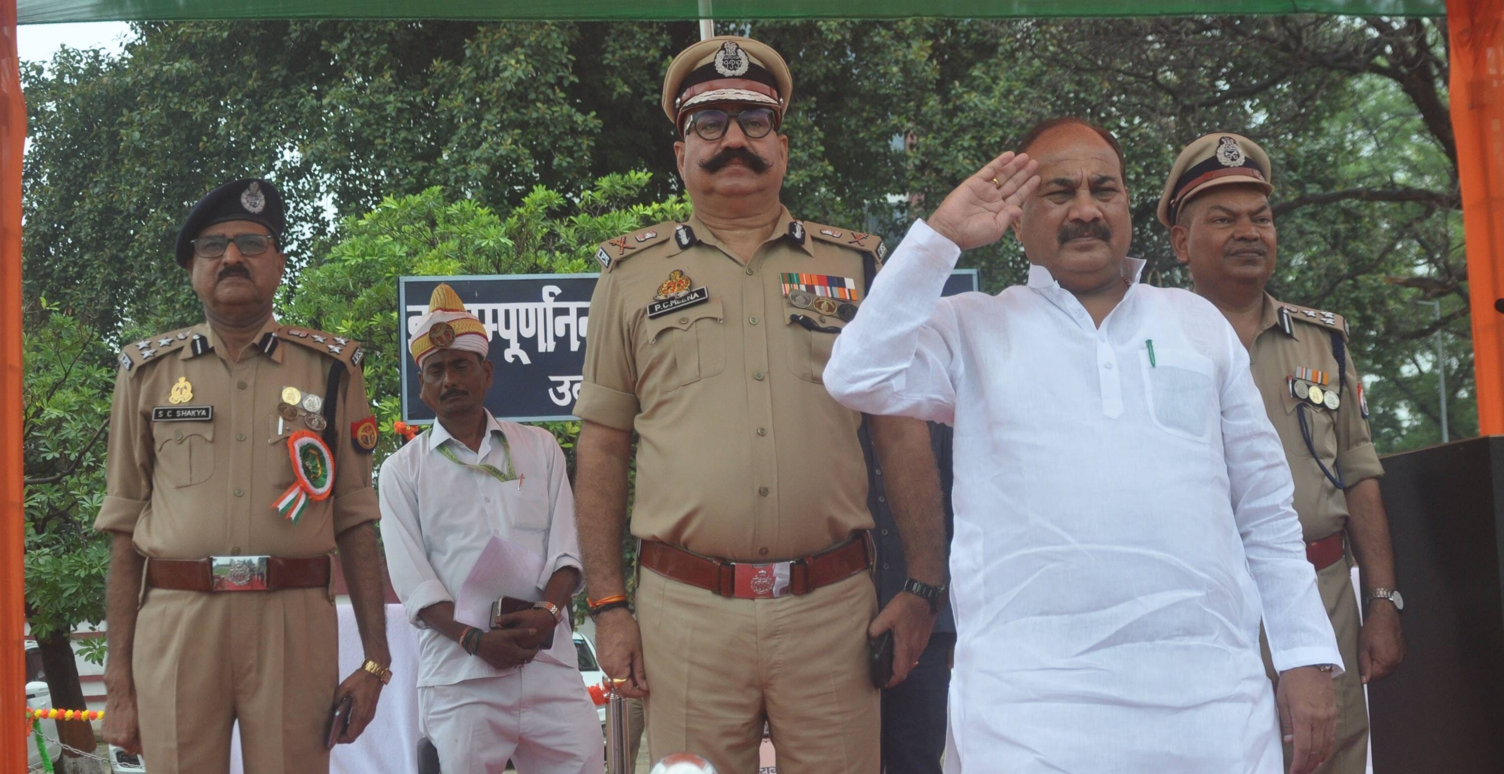 प्रशिक्षण पूरा कर जेल अधिकारियों ने दी सलामी