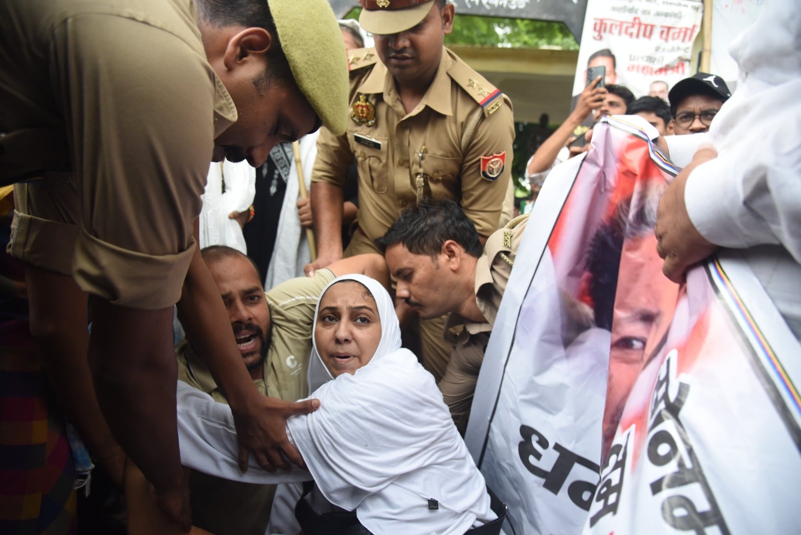 प्रदर्शन करते आम आदमी पार्टी के कार्यकर्ता।