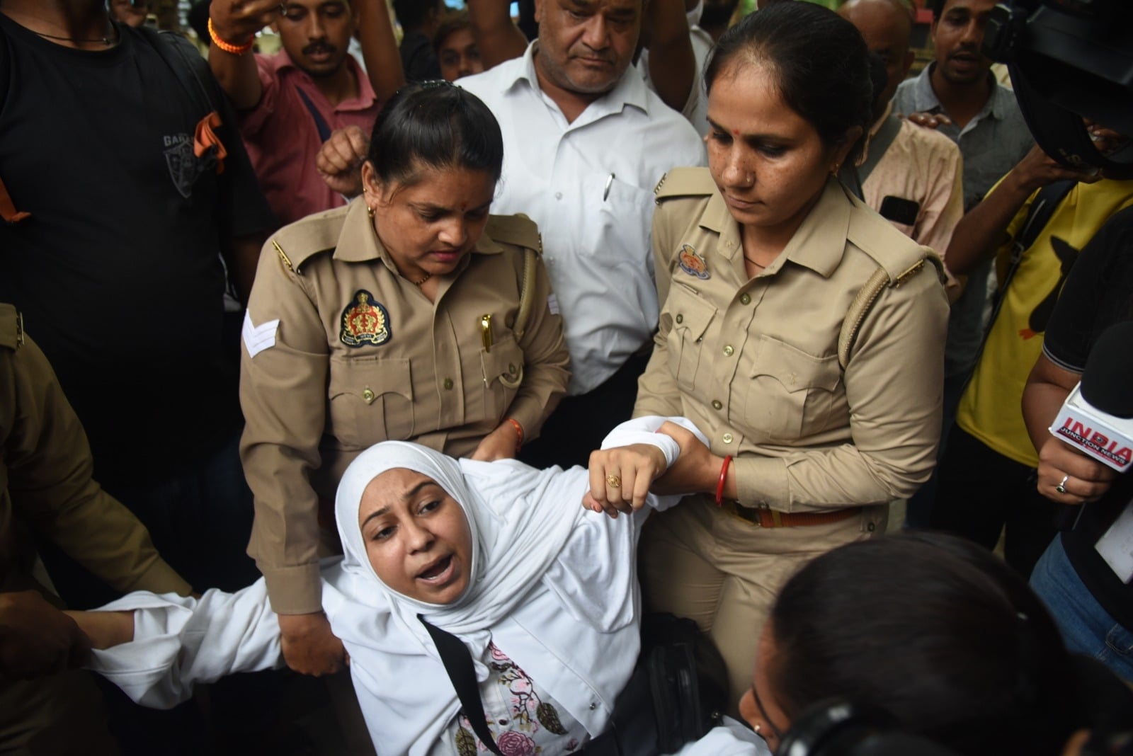 प्रदर्शन करते आम आदमी पार्टी के कार्यकर्ता।