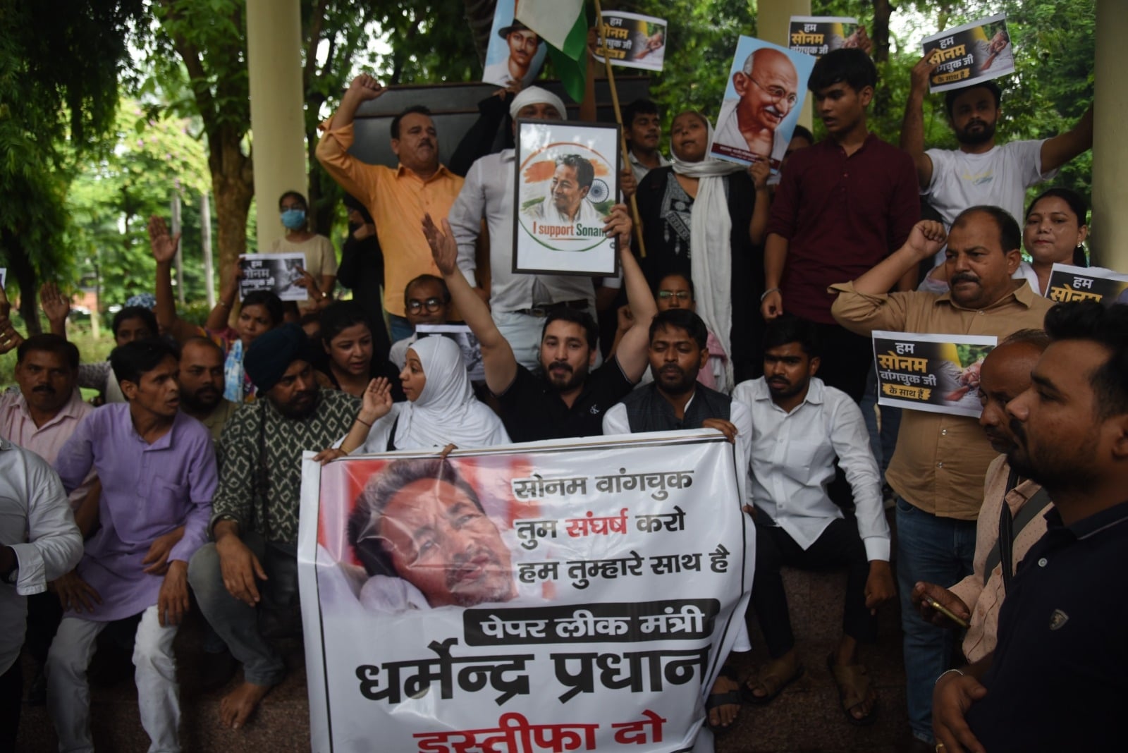 प्रदर्शन करते आम आदमी पार्टी के कार्यकर्ता।