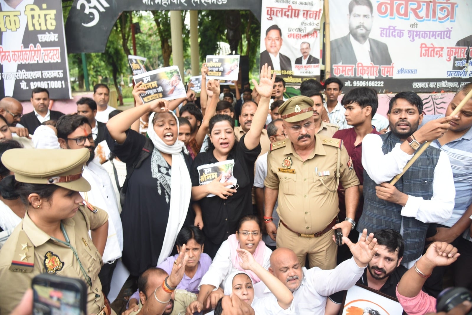 प्रदर्शन करते आम आदमी पार्टी के कार्यकर्ता।