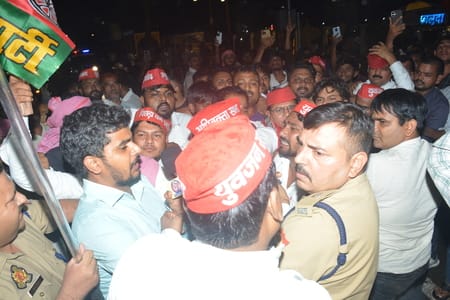 प्रदर्शन करते सपा कार्यकर्ता