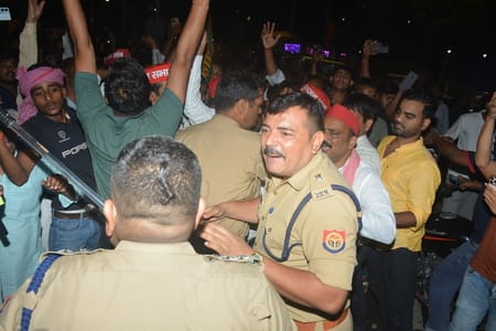 प्रदर्शन करते सपा कार्यकर्ता