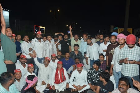 प्रदर्शन करते सपा कार्यकर्ता