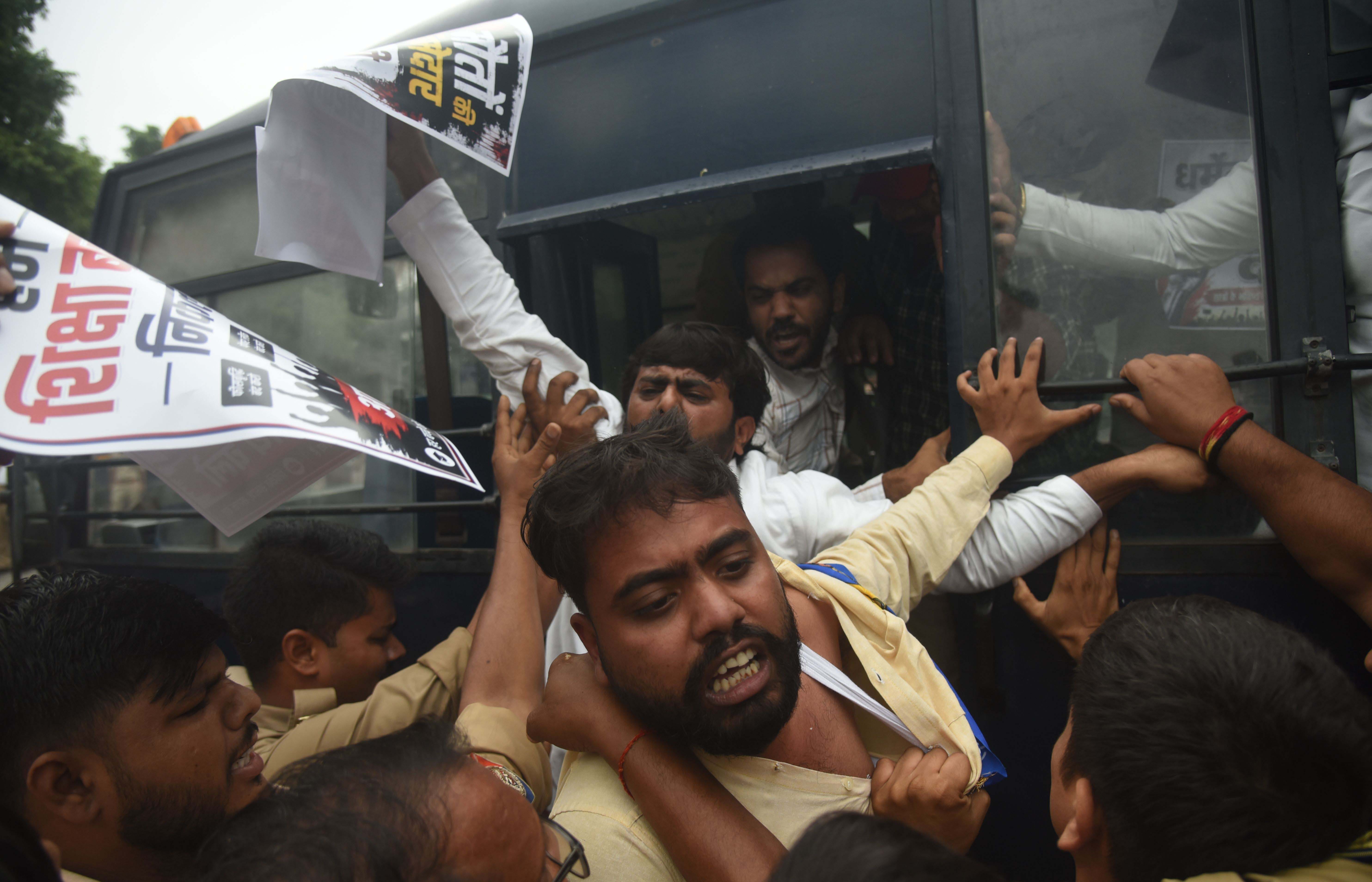 प्रदर्शन करते सपाई। प्रदर्शन करते सपाई।