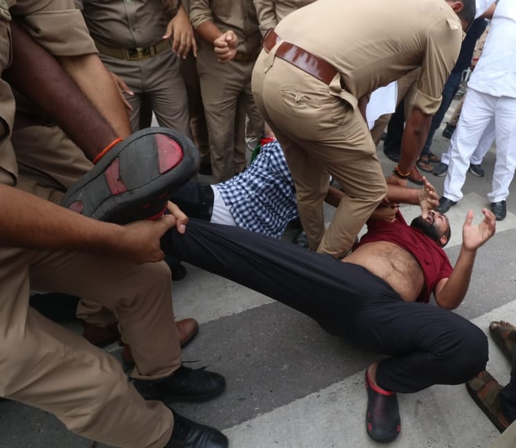प्रदर्शन करते सपाई। प्रदर्शन करते सपाई।