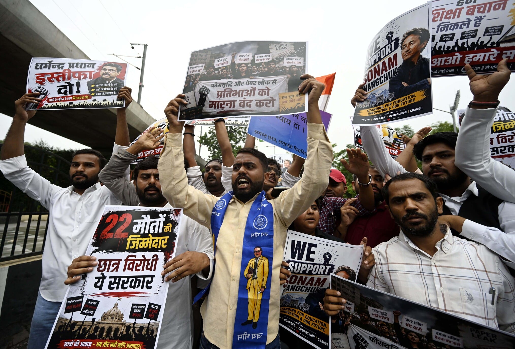 प्रदर्शन करते सपाई। प्रदर्शन करते सपाई।