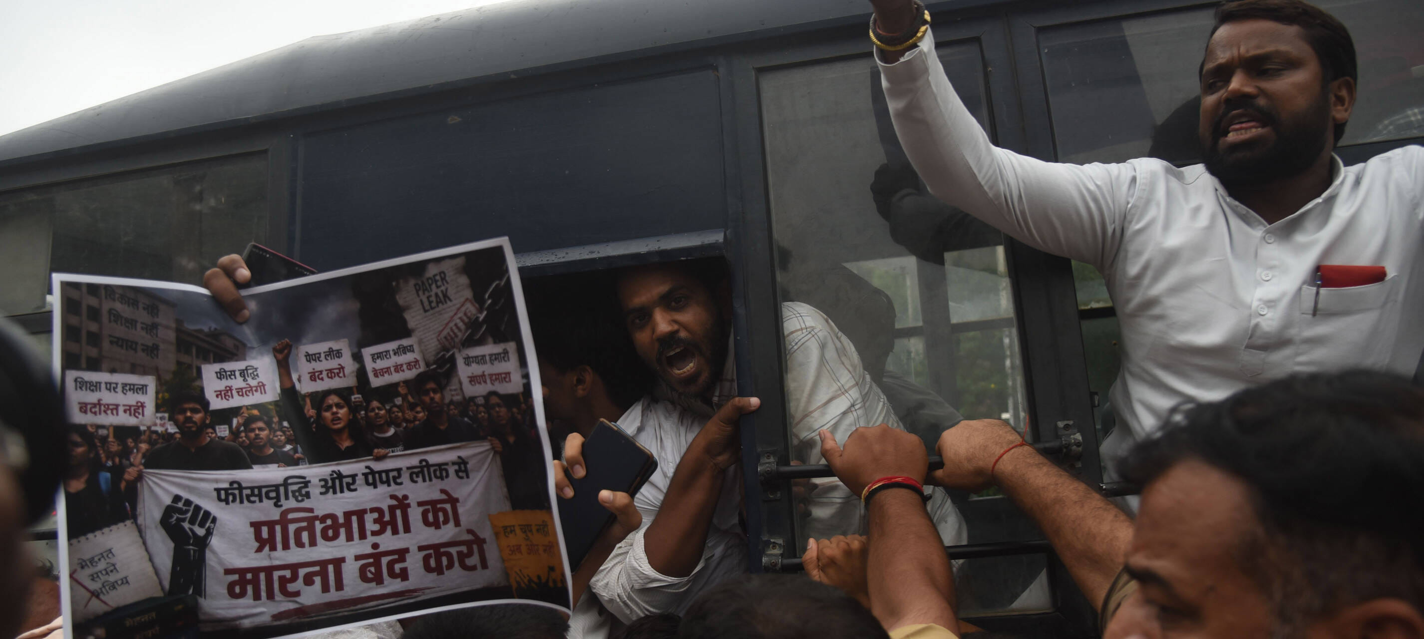 प्रदर्शन करते सपाई। प्रदर्शन करते सपाई।