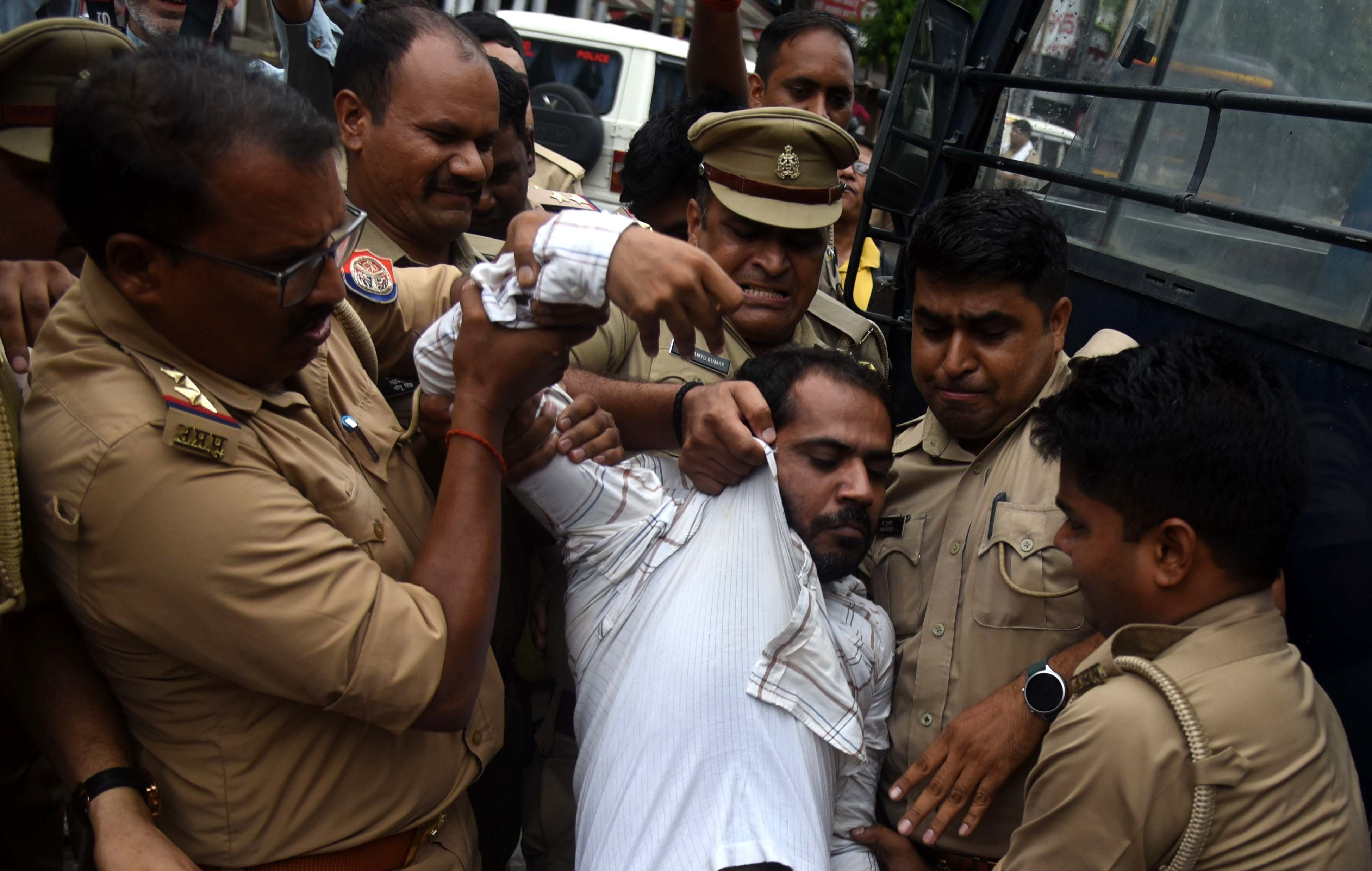 प्रदर्शन करते सपाई। प्रदर्शन करते सपाई।