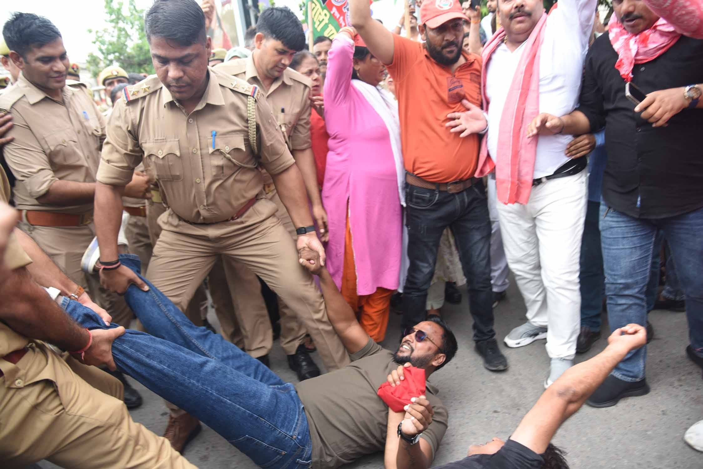 प्रदर्शन करते सपाई। प्रदर्शन करते सपाई।