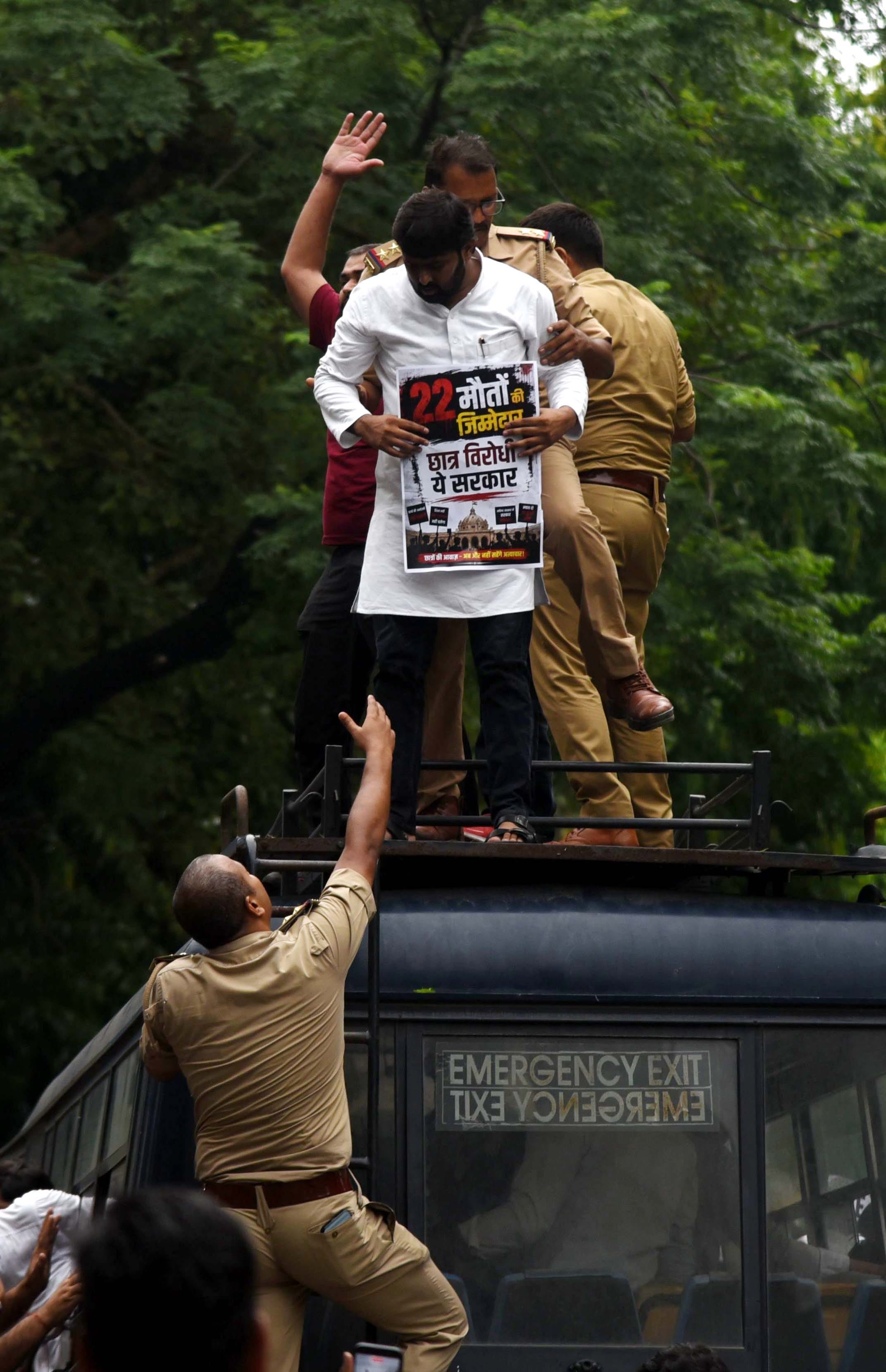 प्रदर्शन करते सपाई। प्रदर्शन करते सपाई।