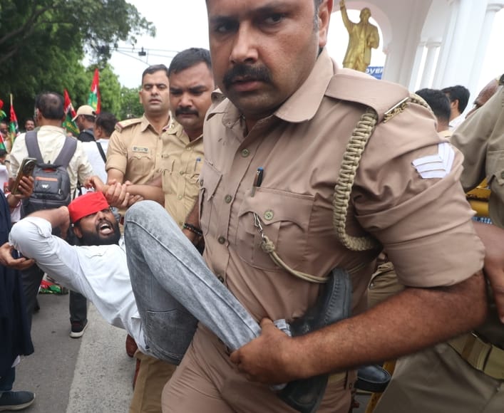 प्रदर्शन करते सपाई। प्रदर्शन करते सपाई।