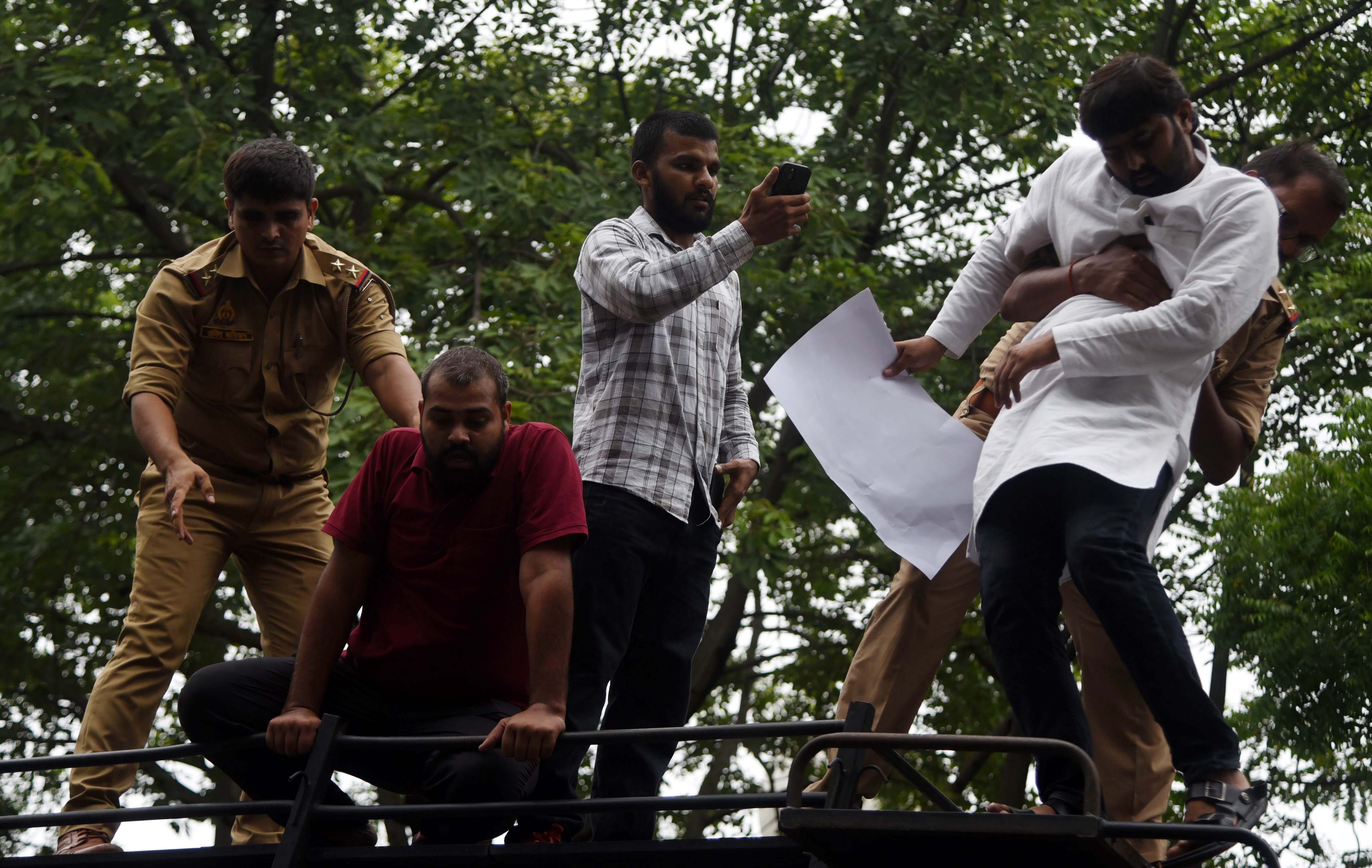 प्रदर्शन करते सपाई। प्रदर्शन करते सपाई।