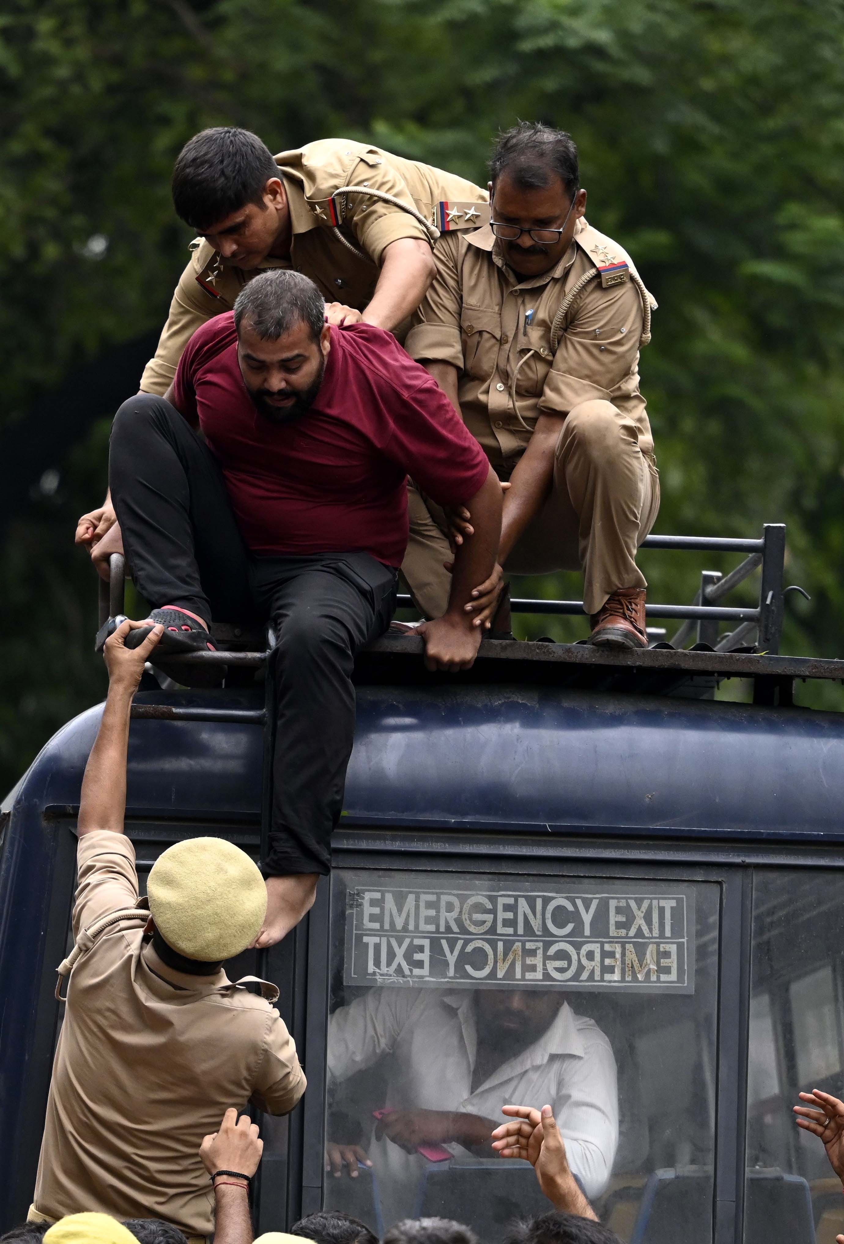 प्रदर्शन करते सपाई। प्रदर्शन करते सपाई।