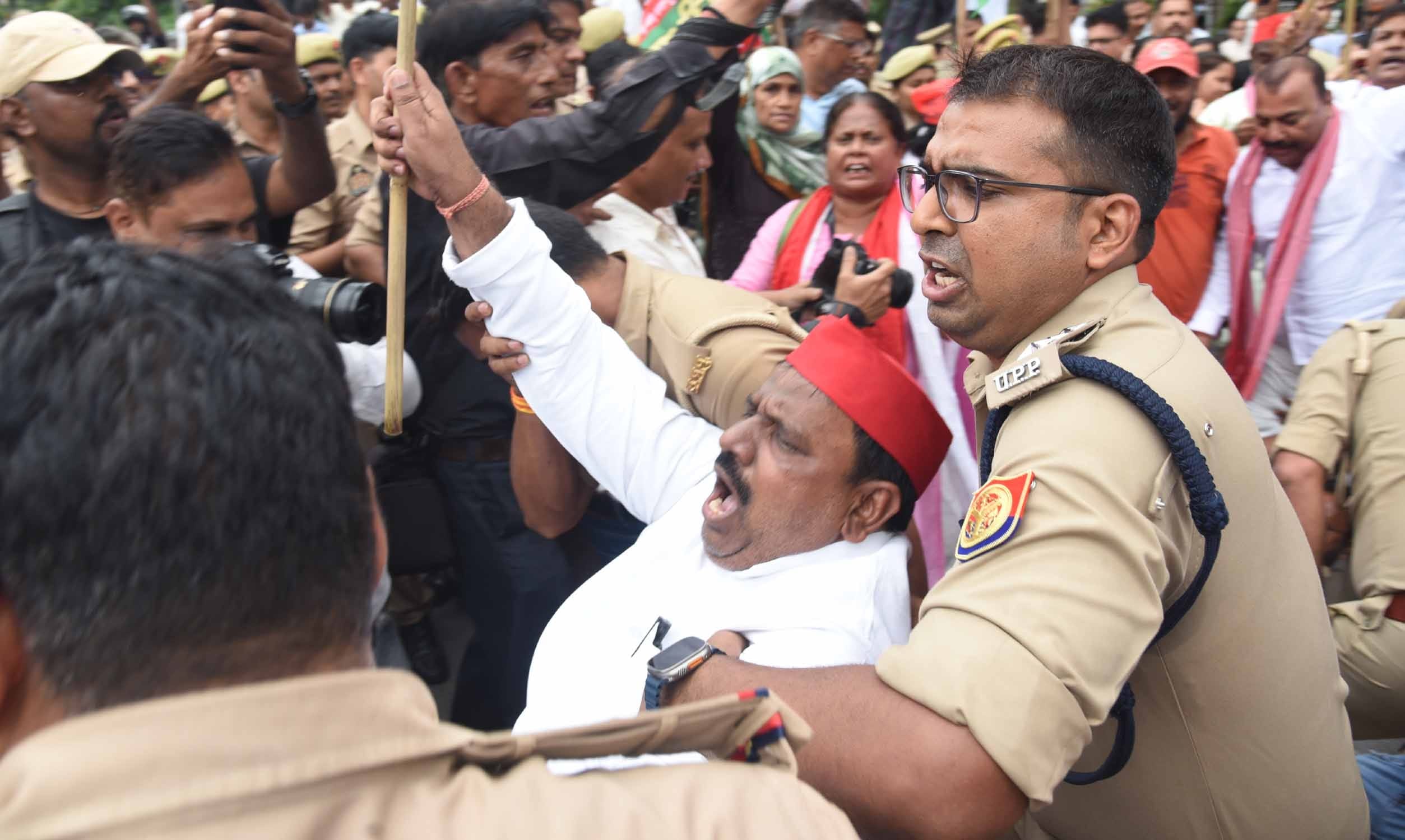 प्रदर्शन करते सपाई। प्रदर्शन करते सपाई।