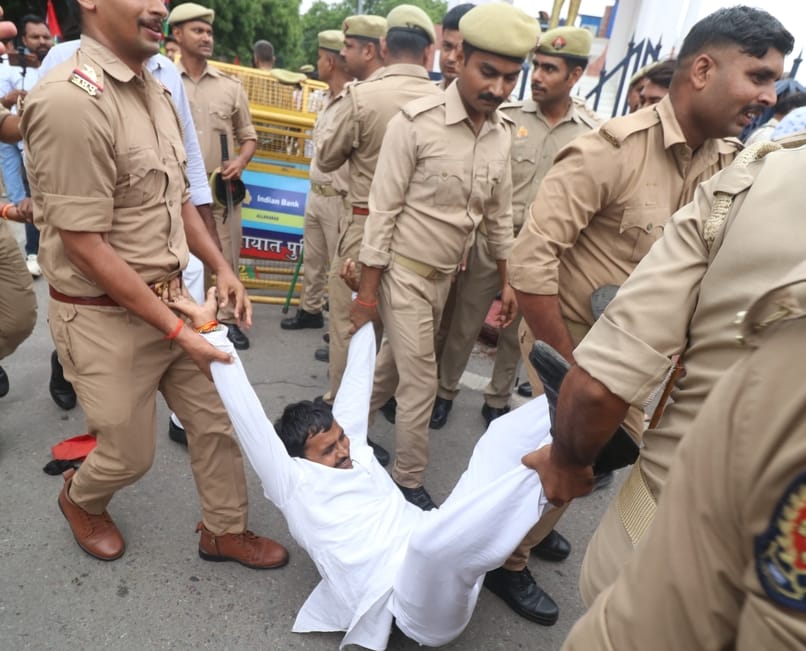 प्रदर्शन करते सपाई। प्रदर्शन करते सपाई।