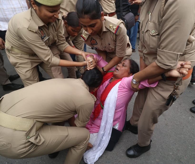 प्रदर्शन करते सपाई। प्रदर्शन करते सपाई।