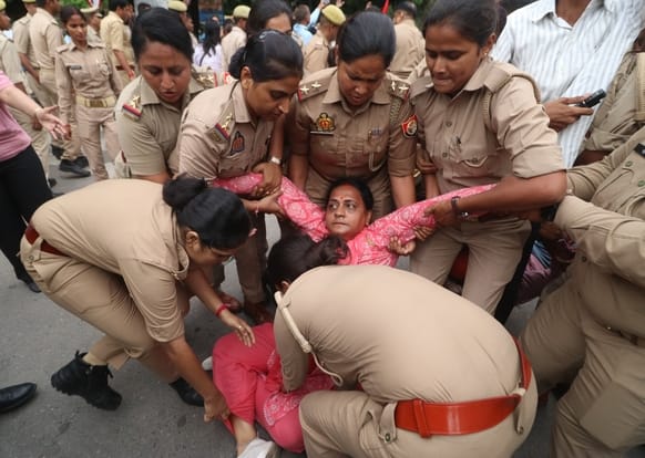 प्रदर्शन करते सपाई। प्रदर्शन करते सपाई।