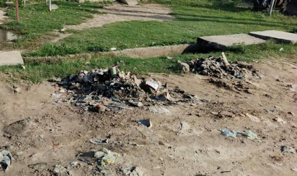 पावर हाउस के निकट लगा कूड़े का ढेर। पावर हाउस के निकट लगा कूड़े का ढेर।