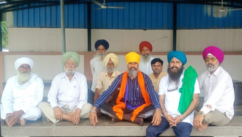 पांवटा साहिब से दिल्ली जा रहे संयुक्त किसान मोर्चा के सदस्य किसानों की गाड़ियों को नाकाबंदी में पांवटा साहिब से दिल्ली जा रहे संयुक्त किसान मोर्चा के सदस्य किसानों की गाड़ियों को नाकाबंदी में