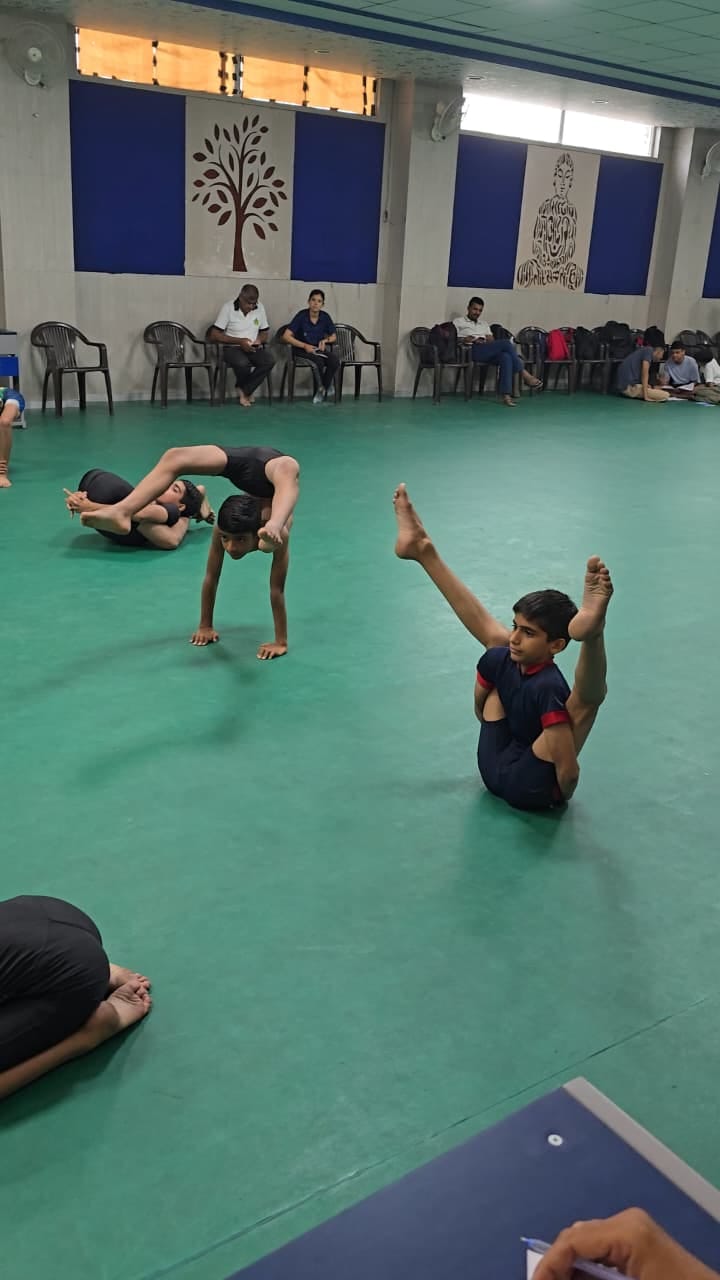 राज्य स्तरीय योगासन प्रतियोगिता में कठिन योगासन प्रस्तुत करते प्रतिभागी। संवाद