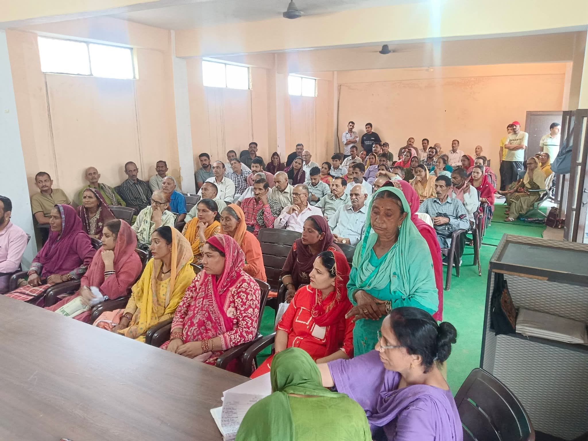 रामशहर की डोली पंचायत में आयोजित ग्राम सभा की बैठक के दौरान मौजूद पदाधिकारी व अन्य। स्रोत : पं