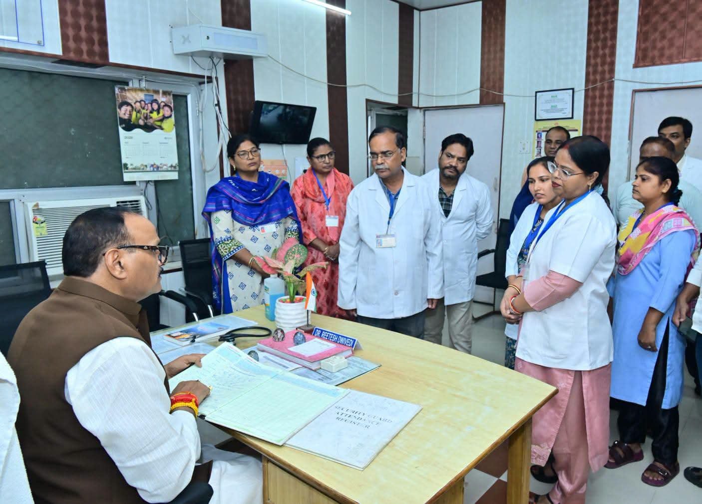 सीएचसी का निरीक्षण करते डिप्टी सीएम। सीएचसी का निरीक्षण करते डिप्टी सीएम।