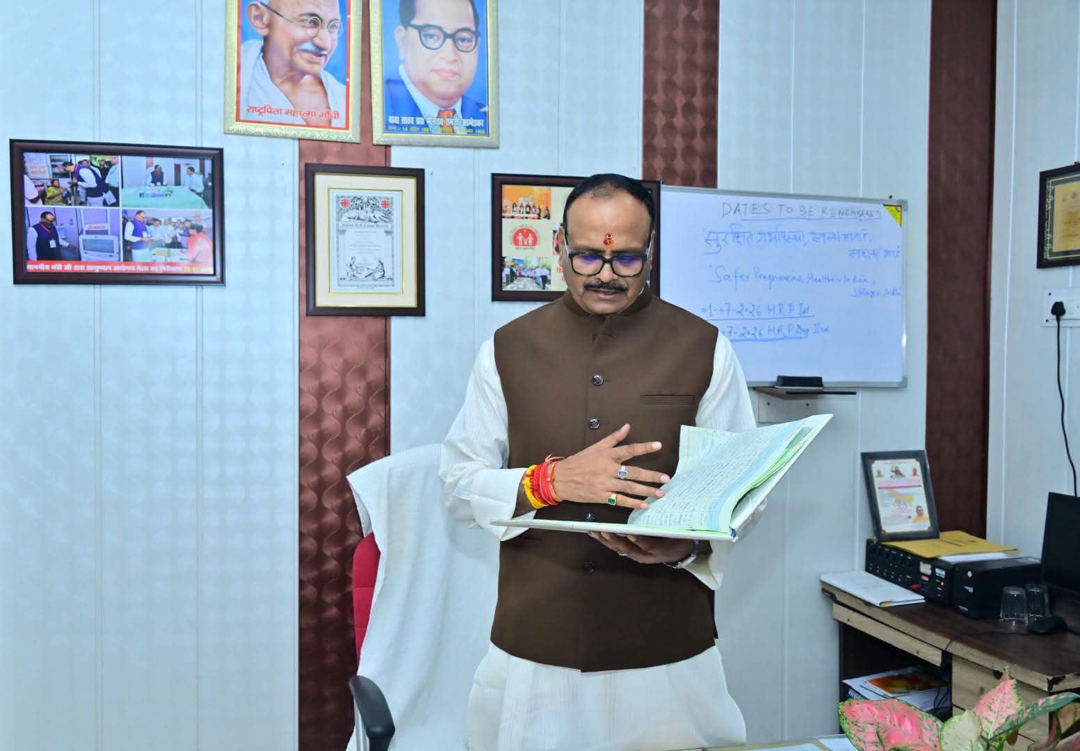 सीएचसी का निरीक्षण करते डिप्टी सीएम। सीएचसी का निरीक्षण करते डिप्टी सीएम।