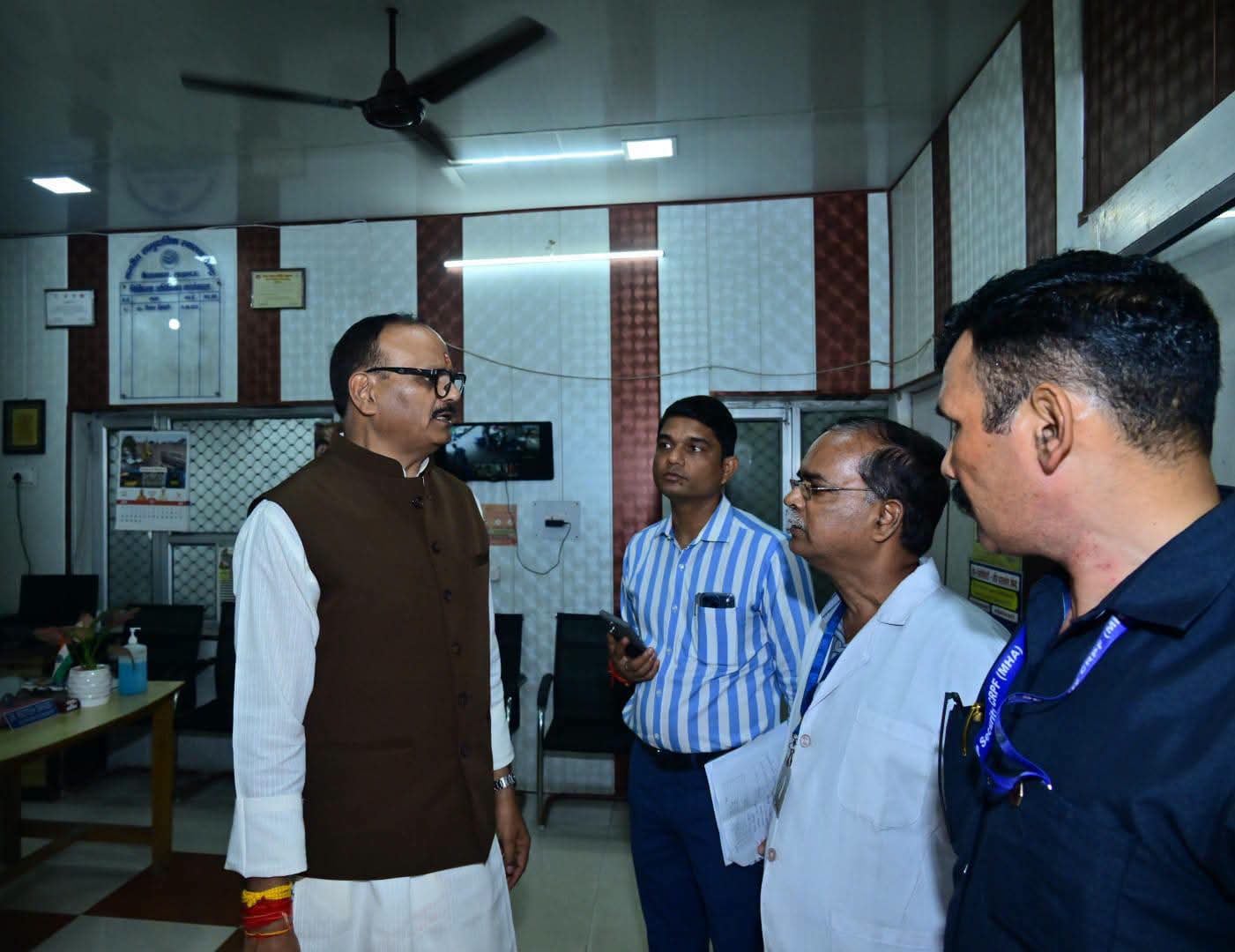 सीएचसी का निरीक्षण करते डिप्टी सीएम। सीएचसी का निरीक्षण करते डिप्टी सीएम।