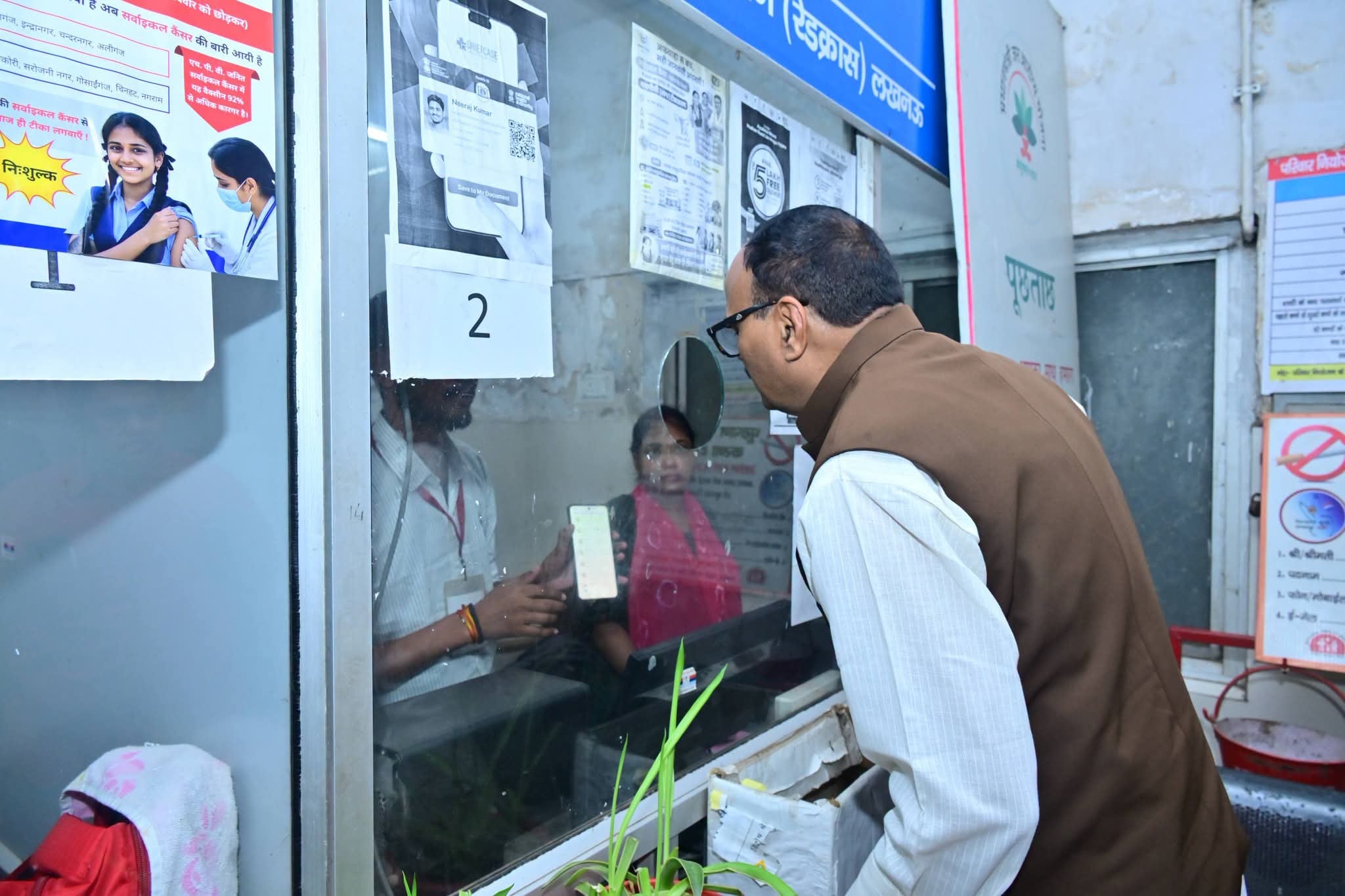 सीएचसी का निरीक्षण करते डिप्टी सीएम। सीएचसी का निरीक्षण करते डिप्टी सीएम।
