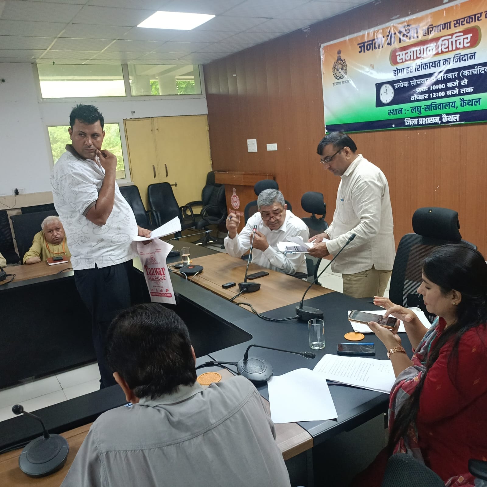 समाधान शिविर में शिकायतें सुनते एसडीएम संजय कुमार व अन्य अधिकारी। संवाद समाधान शिविर में शिकायतें सुनते एसडीएम संजय कुमार व अन्य अधिकारी। संवाद
