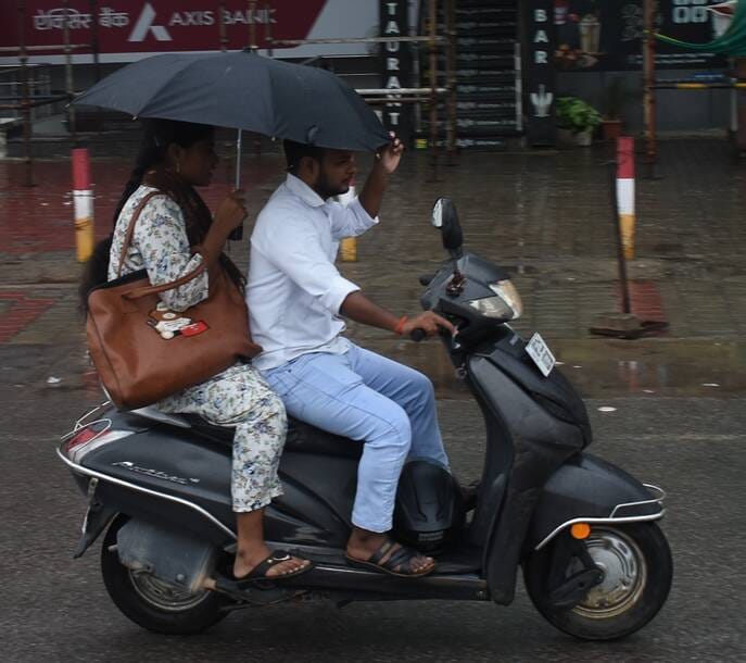 सोमवार सुबह लखनऊ में बारिश का नजारा। 