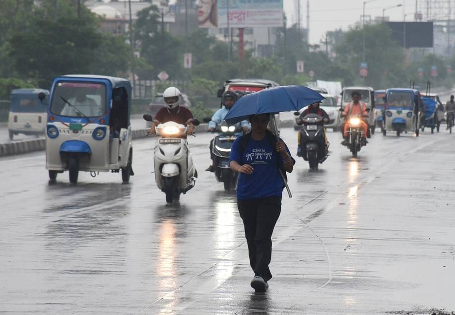 सोमवार सुबह लखनऊ में बारिश का नजारा। 